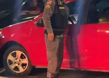 Motorista bêbado bate em vários veículos e termina contra ‘dente de dragão’ em Manaus