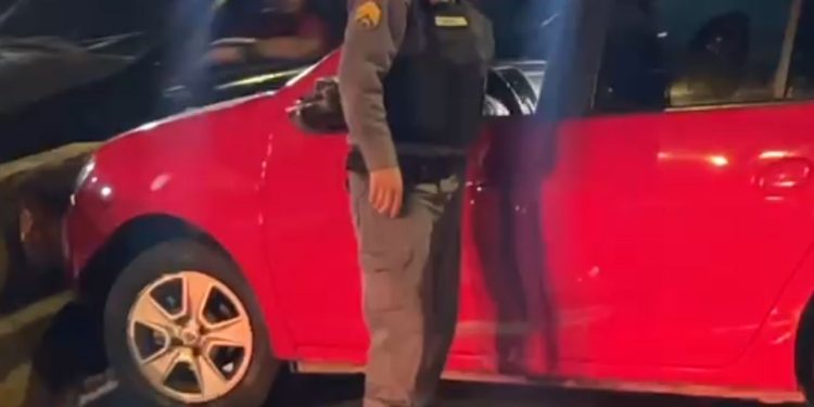Motorista bêbado bate em vários veículos e termina contra ‘dente de dragão’ em Manaus