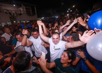 Numa das regiões mais populosas de Manaus, ao lado do povo, anunciou o aumento do Auxilio Estadual para R$ 250. Foto: Divulgação