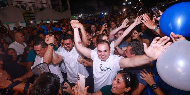 Numa das regiões mais populosas de Manaus, ao lado do povo, anunciou o aumento do Auxilio Estadual para R$ 250. Foto: Divulgação