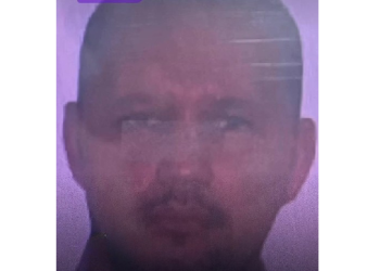 Apesar de estar usando capacete, ele não suportou a violência do impacto. Foto: Reprodução
