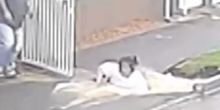 Vídeo: Calçada afunda como ‘areia movediça’ e eng0le moradora e dois soc0rristas