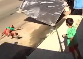 A criança que a acompanhava, embora sem ferimentos aparentes, ficou profundamente assustada. Foto: Reprodução