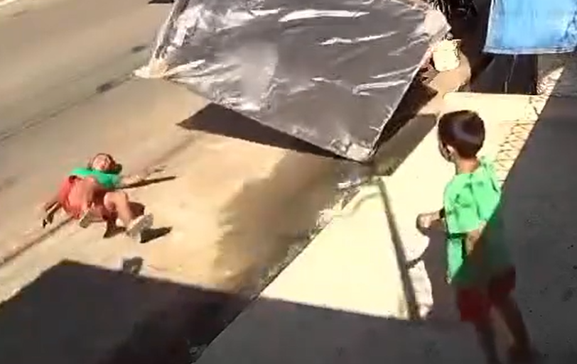 A criança que a acompanhava, embora sem ferimentos aparentes, ficou profundamente assustada. Foto: Reprodução