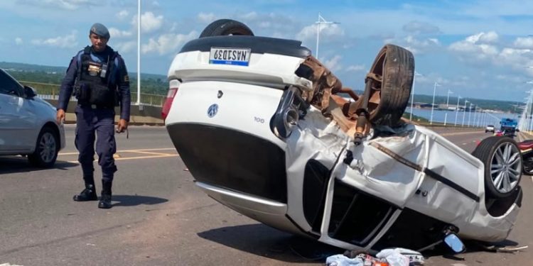 Vídeo: carro cap0ta na Ponte Rio Negro e fica de rodas para o ar em Manaus