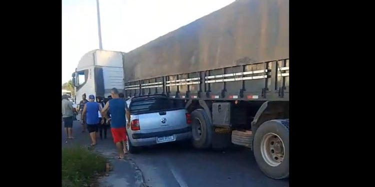 Vídeo: colisã0 deixa carro “grudado” em caminhão na Autaz Mirim