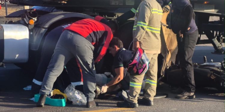 D3sesper0 toma conta em avenida após motociclista ter p3rnas e$magadas em ac1dente em Manaus