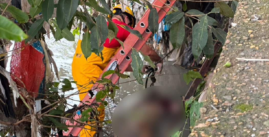 O cadáver estava submerso em uma área de mata densa e com grande concentração de lixo. Foto: Reprodução