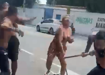 A gravação flagrou o momento exato em que uma mulher decide interromper o espancamento. Foto: Reprodução