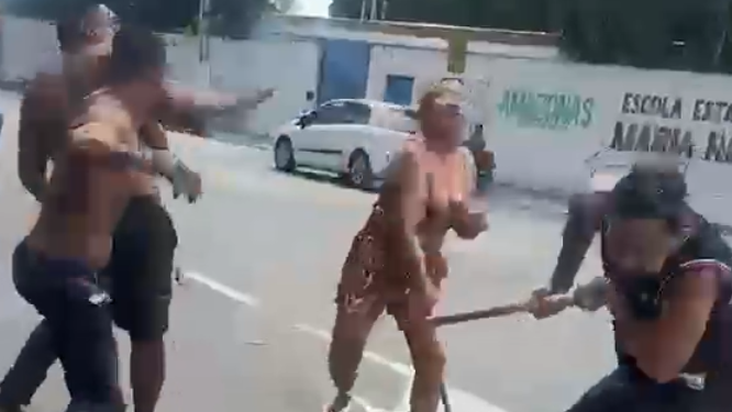 A gravação flagrou o momento exato em que uma mulher decide interromper o espancamento. Foto: Reprodução
