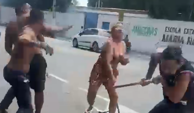 A gravação flagrou o momento exato em que uma mulher decide interromper o espancamento. Foto: Reprodução