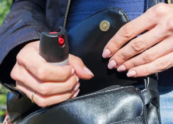 Mulheres maiores de 18 anos poderão adquirir e portar spray de pimenta para fins de defesa pessoal em todo o território nacional. A medida está prevista na Lei nº 15.474, sancionada pela Presidência da República e publicada nesta quinta-feira (24), no Diário Oficial da União.  
A norma autoriza a comercialização, a aquisição e a posse desses dispositivos por mulheres adultas, desde que os produtos sejam aprovados pelos órgãos competentes.
O objetivo é permitir que o equipamento seja usado para conter temporariamente um agressor em situações de ameaça à integridade física ou sexual.
Pela lei, será considerado aerossol de extratos vegetais o dispositivo portátil de menor potencial ofensivo que utilize spray de pimenta à base de oleorresina de capsicum ou outros extratos vegetais autorizados.
As especificações técnicas, a capacidade dos recipientes, a concentração das substâncias e os padrões de segurança serão definidos posteriormente em regulamentação do Poder Executivo.
Na sanção da lei, foi vetado o trecho do projeto que autorizava o uso da substância às mulheres maiores de 16 (dezesseis) e menores de 18 (dezoito) anos, mediante autorização expressa de seu responsável legal.
Assim, para comprar o produto, será preciso comprovar ter pelo menos 18 anos, apresentar documento oficial com foto e comprovante de residência fixa, além de declarar não possuir condenação por crime doloso cometido com violência ou grave ameaça.
Os estabelecimentos autorizados a vender o equipamento deverão manter registros das vendas por cinco anos, observando as regras da Lei Geral de Proteção de Dados (LGPD).
Também terão de fornecer orientações básicas sobre o uso correto do dispositivo e registrar as informações da compradora em um banco de dados a ser criado pelo governo federal.
A norma determina ainda que o spray será de uso individual e intransferível e não poderá conter substâncias letais ou de toxicidade permanente.
O uso do aerossol será considerado lícito apenas em situações de legítima defesa, para repelir agressão injusta, atual ou iminente, conforme previsto no Código Penal. A lei estabelece que a utilização deve ser proporcional à ameaça e interrompida assim que o risco for neutralizado.
Segundo a lei, a implementação do programa ocorrerá de forma gradual, conforme regulamentação posterior do governo. Foto: Reprodução/Internet
