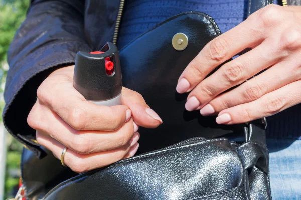 Mulheres maiores de 18 anos poderão adquirir e portar spray de pimenta para fins de defesa pessoal em todo o território nacional. A medida está prevista na Lei nº 15.474, sancionada pela Presidência da República e publicada nesta quinta-feira (24), no Diário Oficial da União.
A norma autoriza a comercialização, a aquisição e a posse desses dispositivos por mulheres adultas, desde que os produtos sejam aprovados pelos órgãos competentes.
O objetivo é permitir que o equipamento seja usado para conter temporariamente um agressor em situações de ameaça à integridade física ou sexual.
Pela lei, será considerado aerossol de extratos vegetais o dispositivo portátil de menor potencial ofensivo que utilize spray de pimenta à base de oleorresina de capsicum ou outros extratos vegetais autorizados.
As especificações técnicas, a capacidade dos recipientes, a concentração das substâncias e os padrões de segurança serão definidos posteriormente em regulamentação do Poder Executivo.
Na sanção da lei, foi vetado o trecho do projeto que autorizava o uso da substância às mulheres maiores de 16 (dezesseis) e menores de 18 (dezoito) anos, mediante autorização expressa de seu responsável legal.
Assim, para comprar o produto, será preciso comprovar ter pelo menos 18 anos, apresentar documento oficial com foto e comprovante de residência fixa, além de declarar não possuir condenação por crime doloso cometido com violência ou grave ameaça.
Os estabelecimentos autorizados a vender o equipamento deverão manter registros das vendas por cinco anos, observando as regras da Lei Geral de Proteção de Dados (LGPD).
Também terão de fornecer orientações básicas sobre o uso correto do dispositivo e registrar as informações da compradora em um banco de dados a ser criado pelo governo federal.
A norma determina ainda que o spray será de uso individual e intransferível e não poderá conter substâncias letais ou de toxicidade permanente.
O uso do aerossol será considerado lícito apenas em situações de legítima defesa, para repelir agressão injusta, atual ou iminente, conforme previsto no Código Penal. A lei estabelece que a utilização deve ser proporcional à ameaça e interrompida assim que o risco for neutralizado.
Segundo a lei, a implementação do programa ocorrerá de forma gradual, conforme regulamentação posterior do governo. Foto: Reprodução/Internet
