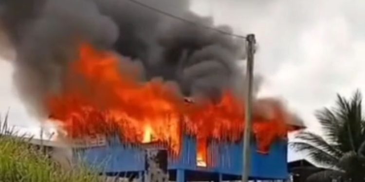 Veja: Incêndio destrói casa por completo e assusta moradores de comunidade no interior do AM
