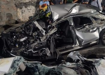 Vídeo: Carreta tomba no viaduto da Avenida das Torres, atinge Ônix e Polo e deixa ferid0s