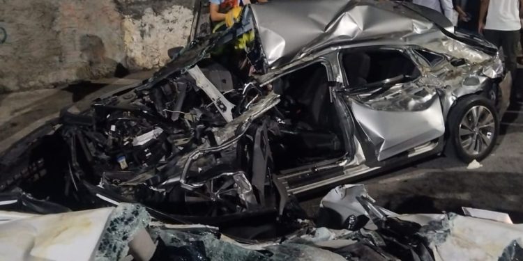 Vídeo: Carreta tomba no viaduto da Avenida das Torres, atinge Ônix e Polo e deixa ferid0s