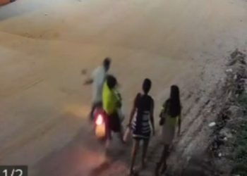 Vídeo mostra motociclista bêbado atropelando mulher que voltava da igreja em Manaquiri