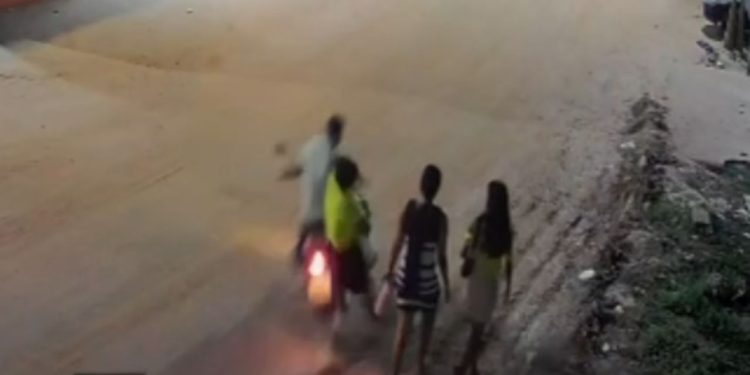 Vídeo mostra motociclista bêbado atropelando mulher que voltava da igreja em Manaquiri