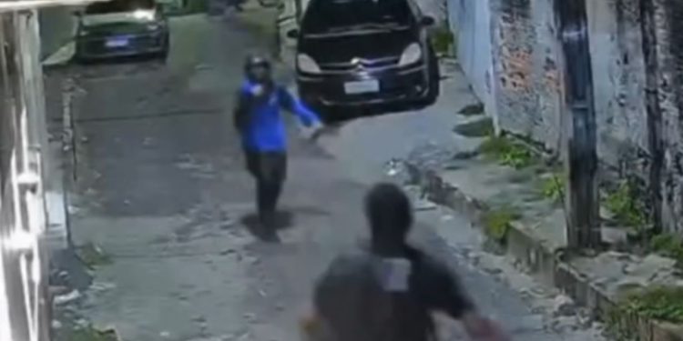 ‘Ainda estou pagando’: jovem implora para criminoso não levar celular durante assalto em Manaus