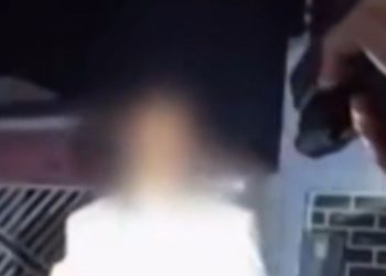 Vídeo: Valentão esp4nca companheira, tenta fugir da polícia e acaba derrubado com Taser