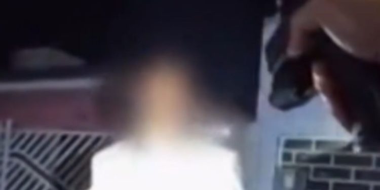 Vídeo: Valentão esp4nca companheira, tenta fugir da polícia e acaba derrubado com Taser