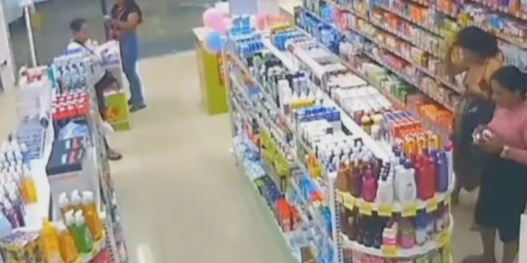 Vídeo mostra quatro mulheres furtando produtos de farmácia em Manaus; prejuízo passa de R$ 15 mil
