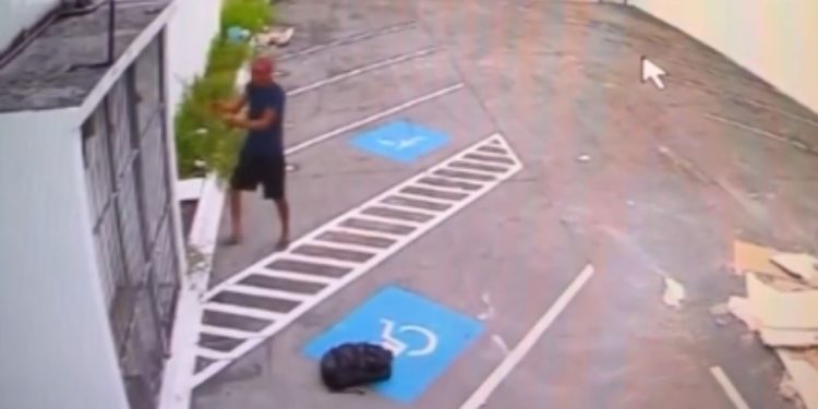 Vídeo: Homem invade nova loja e furta toda a fiação elétrica antes da inauguração em Manaus