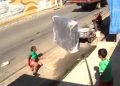 Veja: Cama cai de caminhão e atinge mulher que caminhava em avenida de Parintins
