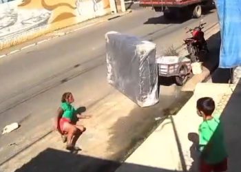 Veja: Cama cai de caminhão e atinge mulher que caminhava em avenida de Parintins