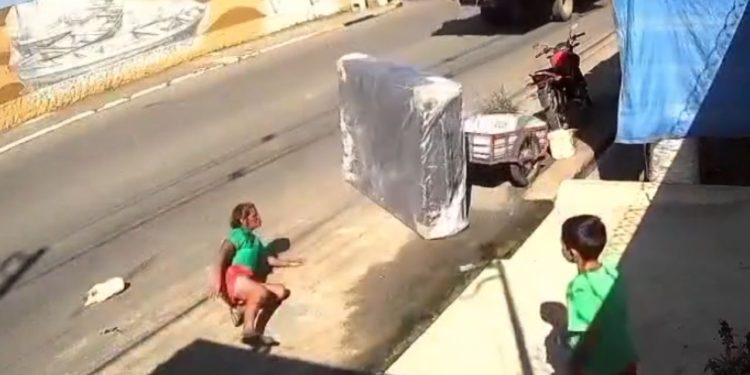 Veja: Cama cai de caminhão e atinge mulher que caminhava em avenida de Parintins