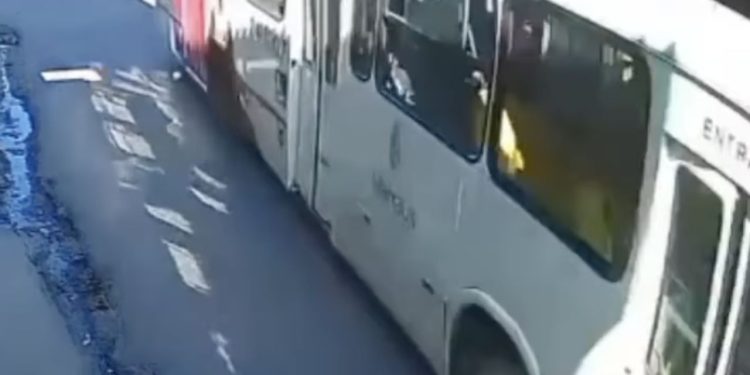 Motociclista é derrubado por ônibus da linha 094 durante manobra em via de Manaus