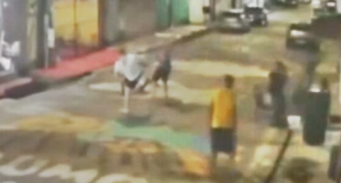 Em Manaus, r1vais decidem acertar as contas e um acaba m0rt0 a f@cad@s na frente de bar