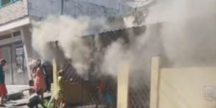 Homem é amarrado, tem casa incendiada pelo companheiro e é salvo por vizinho em Manaus
