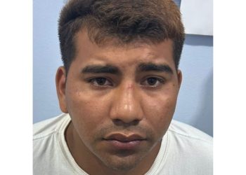 Homem rende funcionária, rouba dinheiro e óculos de loja e é procurado pela polícia no AM