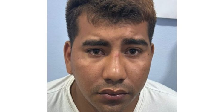Homem rende funcionária, rouba dinheiro e óculos de loja e é procurado pela polícia no AM