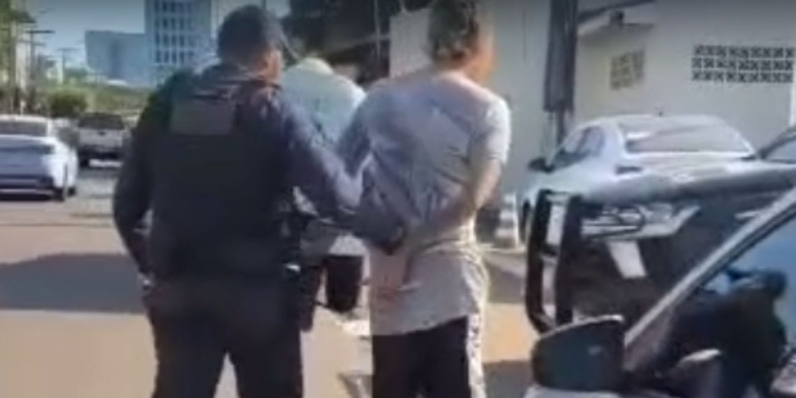 Vídeo: Homem é preso com pistola após ameaç4r moradores e invadir casa no São Raimundo