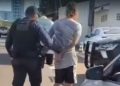 Vídeo: Homem é preso com pistola após ameaç4r moradores e invadir casa no São Raimundo