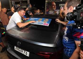 Com Brasília amarela e adesivaço, Wilson Lima inicia campanha ao Senado pelas ruas de Manaus