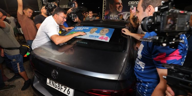 Com Brasília amarela e adesivaço, Wilson Lima inicia campanha ao Senado pelas ruas de Manaus