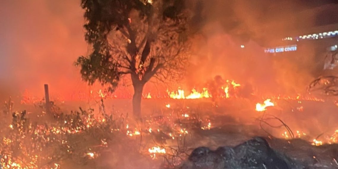 Incêndio de grandes proporções assusta moradores e ameaça postos na Avenida das Torres