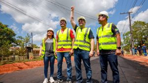 Roberto Cidade acompanha o andamento das obras de pavimentação em Autazes
