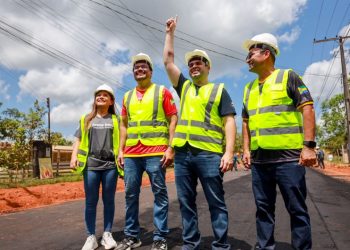 Roberto Cidade acompanha o andamento das obras de pavimentação em Autazes