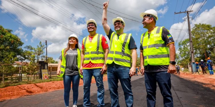 Roberto Cidade acompanha o andamento das obras de pavimentação em Autazes