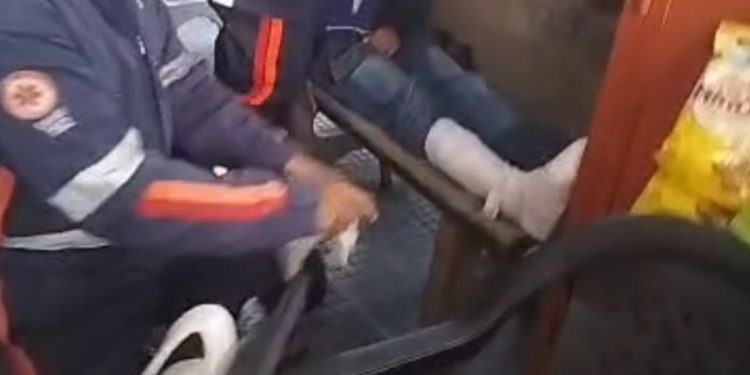 Vídeo: Estudante tem dedão do pé atingido por ônibus dentro do T5