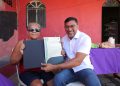 Candidato ao Senado reencontrou beneficiária, no Campo Sales, e relembrou os resultados da regularização fundiária que beneficiou mais de 23 mil famílias no Amazonas. Foto: Divulgação