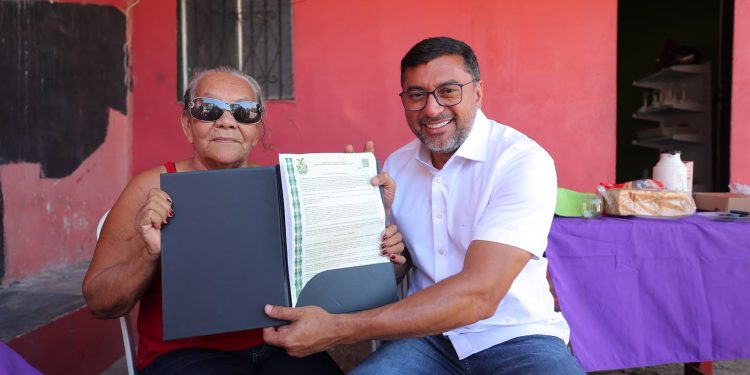 Candidato ao Senado reencontrou beneficiária, no Campo Sales, e relembrou os resultados da regularização fundiária que beneficiou mais de 23 mil famílias no Amazonas. Foto: Divulgação