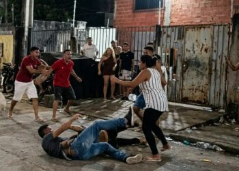 Vídeo: jovens bêbados vão para a p0rrada na saída do bar em Manaus