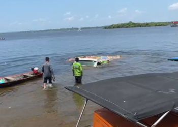 Na gravação, é possível observar um homem se afastando a nado da área onde o veículo desapareceu por completo. Foto: Reprodução
