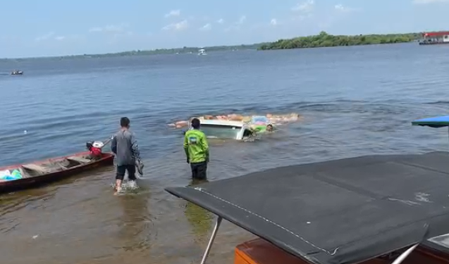 Na gravação, é possível observar um homem se afastando a nado da área onde o veículo desapareceu por completo. Foto: Reprodução