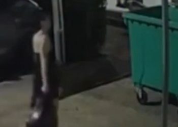 Vídeo mostra mãe jogando o corp0 da filha recém-nascida no lixo